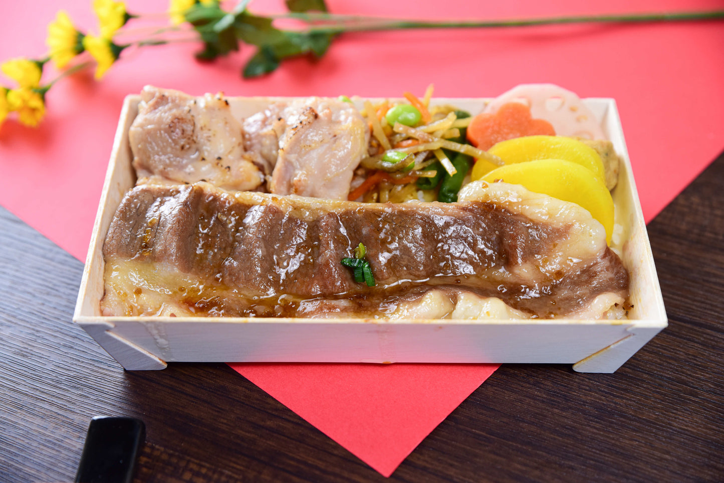 黒毛和牛すき焼きと鶏もも西京焼き弁当