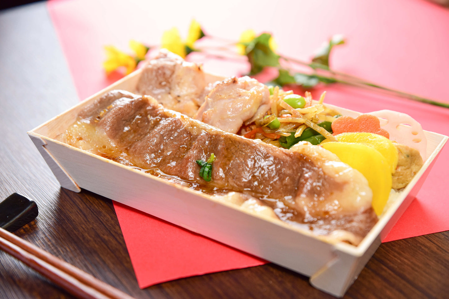 黒毛和牛すき焼きと鶏もも西京焼き弁当